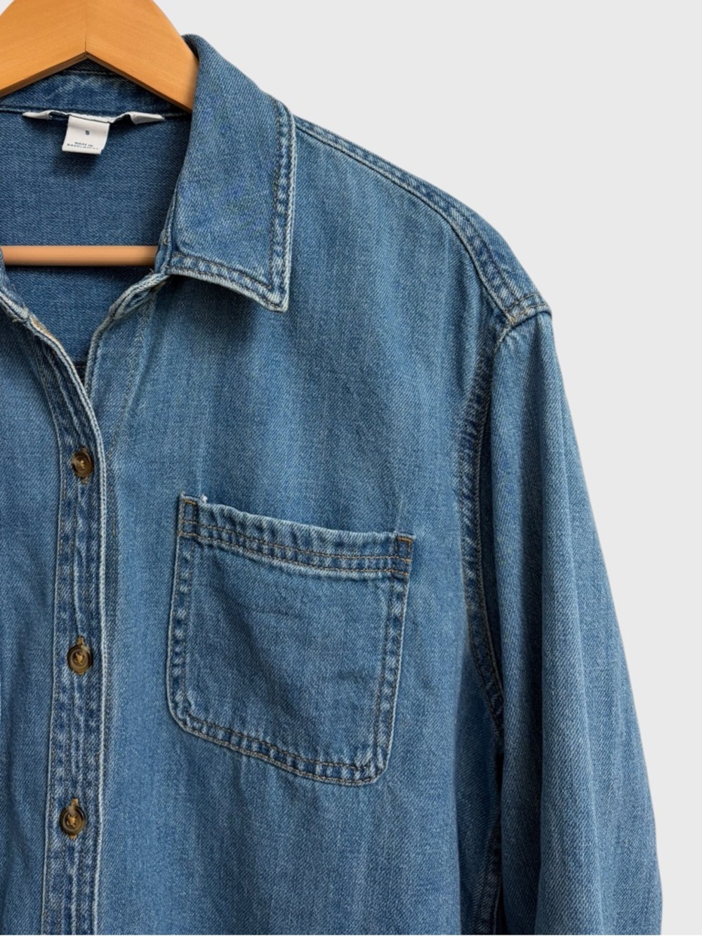 Old Navy Women's Oversized Boyfriend Utility-Pocket Jean Shirt Sz S Medium Wash - Picture 7 of 16